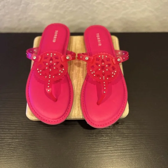 🌷Torrid Woman’s Hot Pink Jelly Flat Sandals Preloved Size: 8WW - Picture 1 of 3